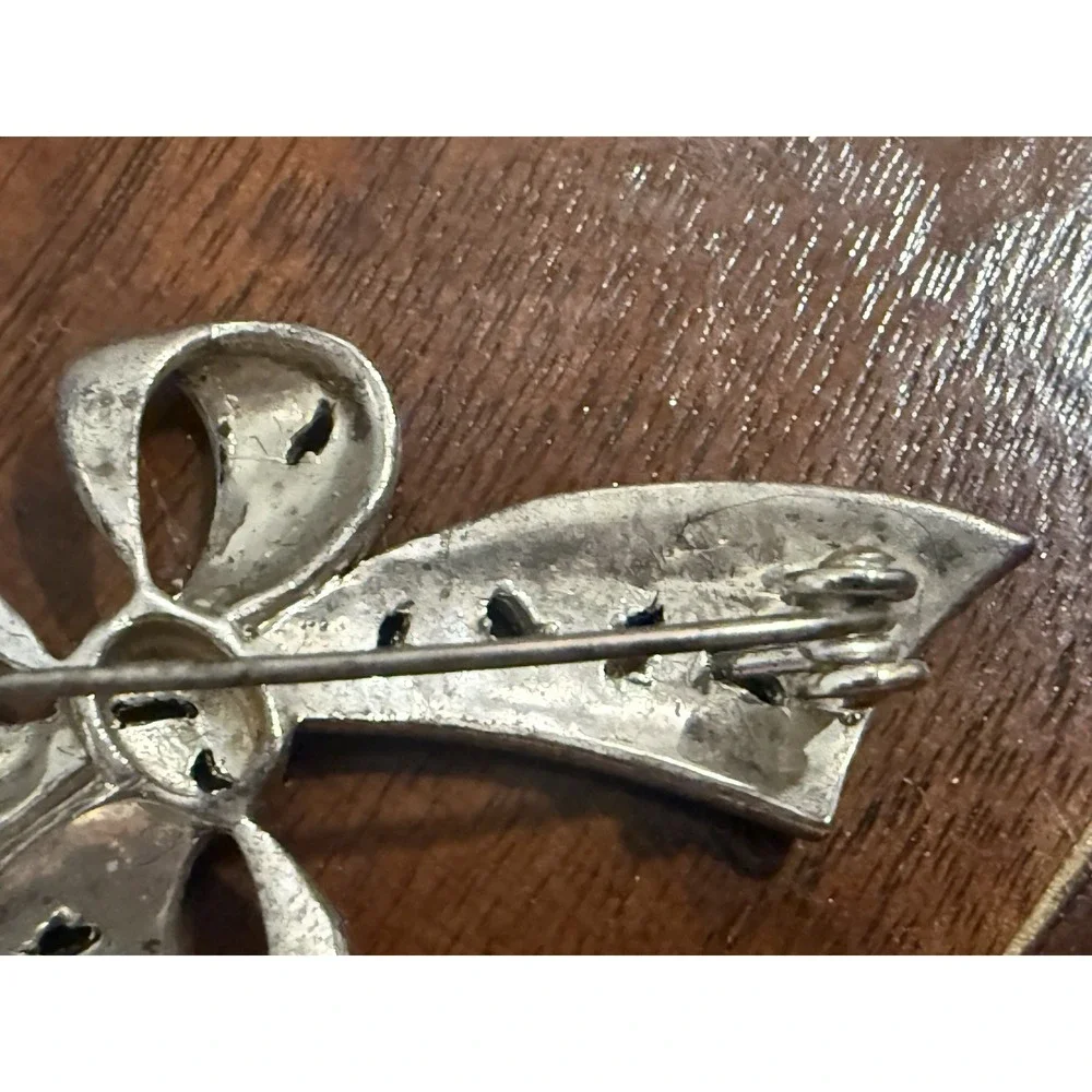 Vintage Unsigned Marcasite Bow Brooch Pin Silver Tone Art Deco Ribbon Insect
